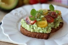 I share a one week healthy fitness meal plan for women who work out to meet their new years resolutions.
